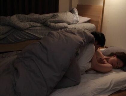 Vợ địt nhau với anh trai mới quen khi chồng đang ngủ say trên giường